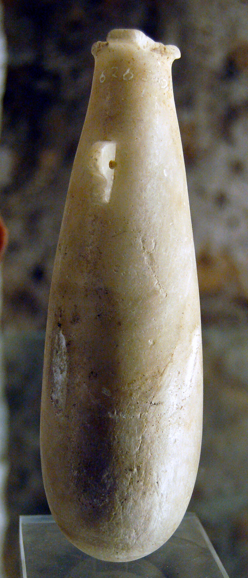 Antique flacon en albâtre du 6e siècle avant J.C.