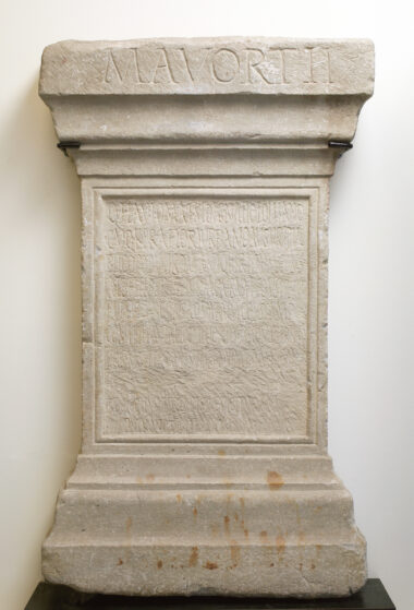 Antique base de statue romaine avec dédicace latine trouvée à Pouzzoles
