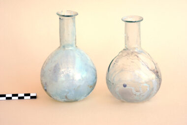 Deux flacons à parfum en verre soufflé de l'Antiquité romaine trouvés à Cumes