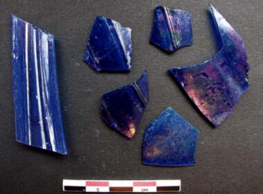 Fragments de verrerie de table du 1er siècle trouvés à Heudebouville (Normandie, France)