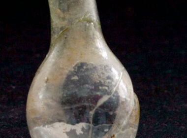 Verrerie de la fin du 3e-4e siècle de Haute-Normandie (France) : petite fiole de Pîtres (Eure)
