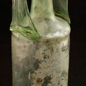 Verrerie de la fin du 3e-4e siècle de Haute-Normandie (France) : bouteille Isings 127 de Pîtres (Eure)