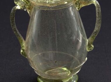 Verrerie de la fin du 3e-4e siècle de Haute-Normandie (France) : petit vase à anses de Pîtres (Eure)