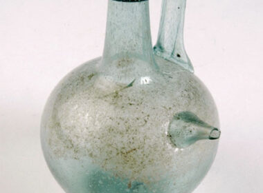 Verrerie de la fin du 3e-4e siècle de Haute-Normandie (France) : vase à tubulure Isings 99 de Val-de-Reuil (Eure)