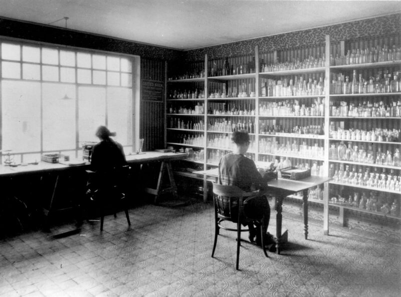 Les flacons de la verrerie de Momignies (Wallonie, Belgique) en 1925
