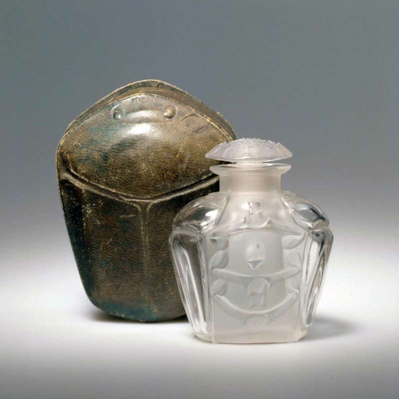 Flacon et étui Scarabée créés par René Lalique pour L.T. Piver