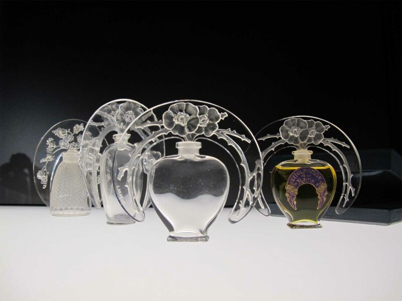 4 flacons à bouchon sculpture en croissant créés par René Lalique