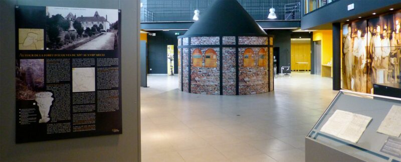 Vue de l'exposition "L’Orne en verre" présentée aux Archives départementales de l'Orne du 11/03 au 16/06/2013.