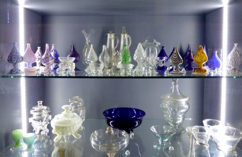 Vue de l'exposition L'Orne en verre, divers objets utilitaires et décoratifs de verre, 2013